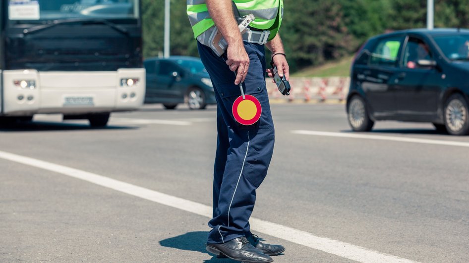 Policjant kierujący ruchem na drodze