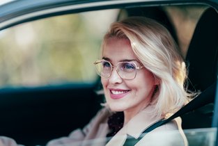 Kobieta w aucie wjeżdża na drogę wewnętrzną