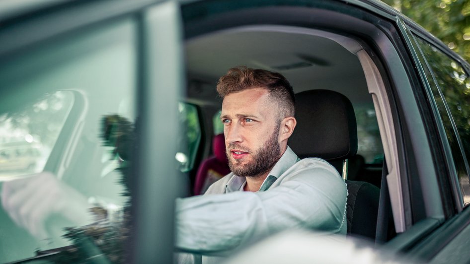 Mężczyzna w samochodzie poruszający się trasą A1