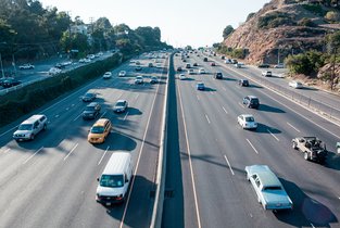 Samochody na autostradzie 