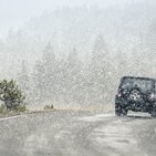 Samochód jadący po zaśnieżonej drodze 