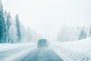 Samochód jedzie po drodze zimą