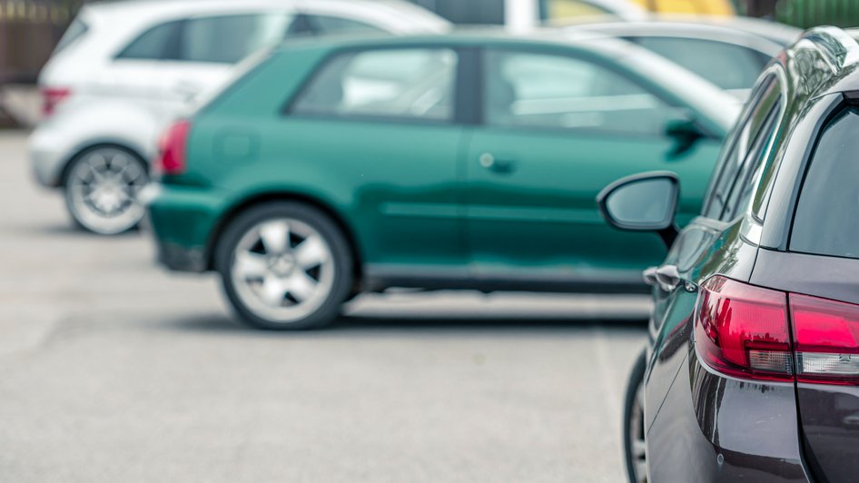 Samochody z wadą ukrytą na parkingu