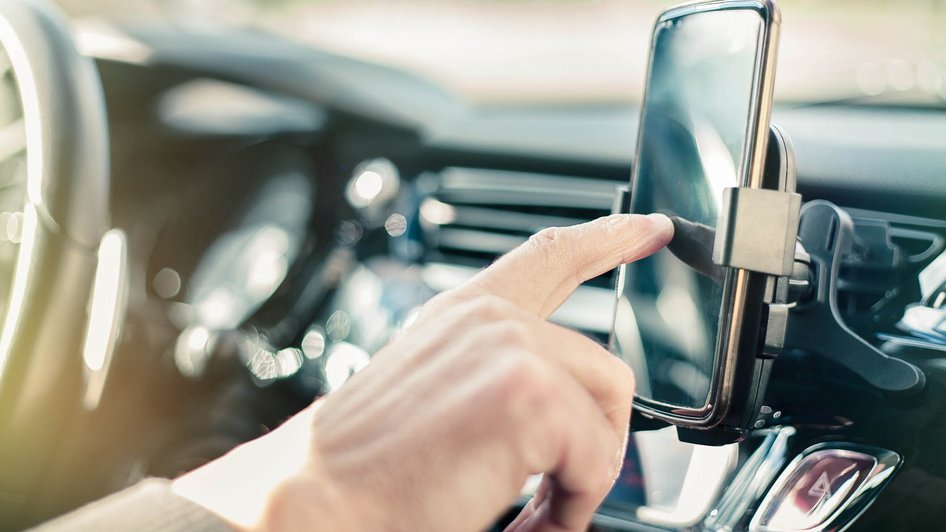 Mężczyzna sprawdzający informacje w telefonie 