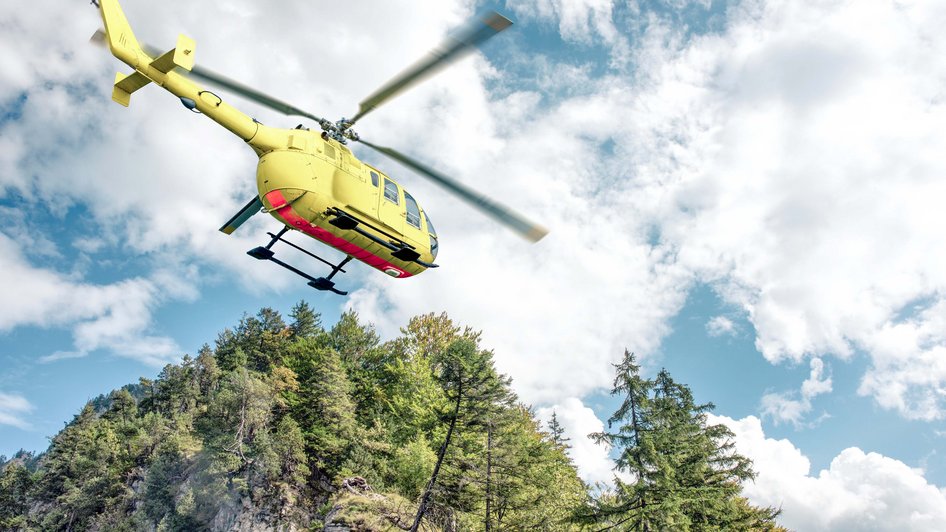 Helikopter w górach lecący na akcję ratunkową - z assistance turystycznym koszt takiej akcji może zostać pokryty przez ubezpieczyciela.