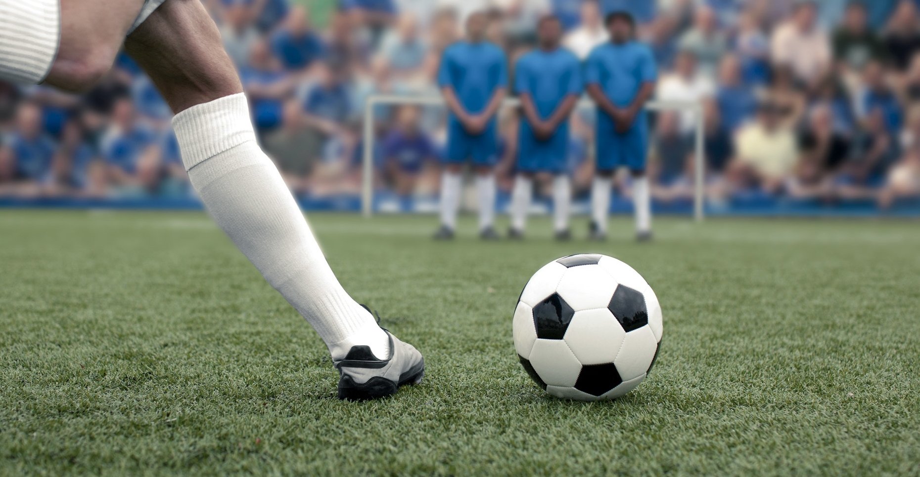 Piłkarz kopnął w piłkę na mundialu w Katarze w 2022 roku Piłkarz strzelający bramkę