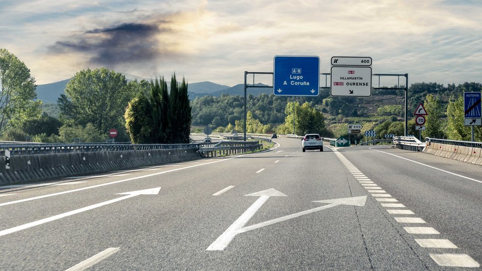 Widok na trasę szybkiego ruchu ze znakiem drogowym w Hiszpanii