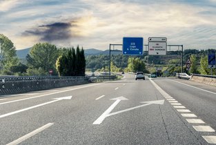 Widok na trasę szybkiego ruchu ze znakiem drogowym w Hiszpanii