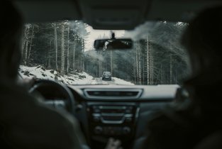Samochód jedzie zimą po drodze 