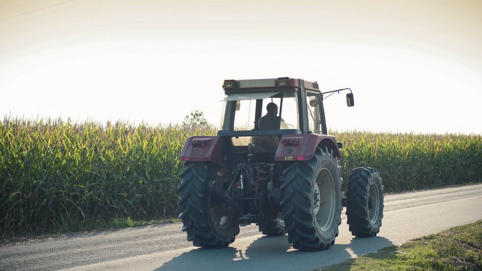 Jadący traktor 