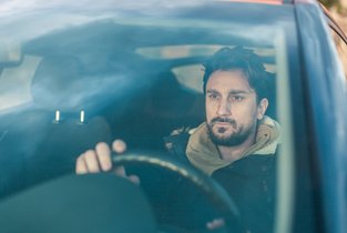 Mężczyzna podróżuje samochodem i nie martwi się karą za niezapłacenie podatku PCC-3, bo wysłał na czas odpowiedni formularz i zrealizował przelew.