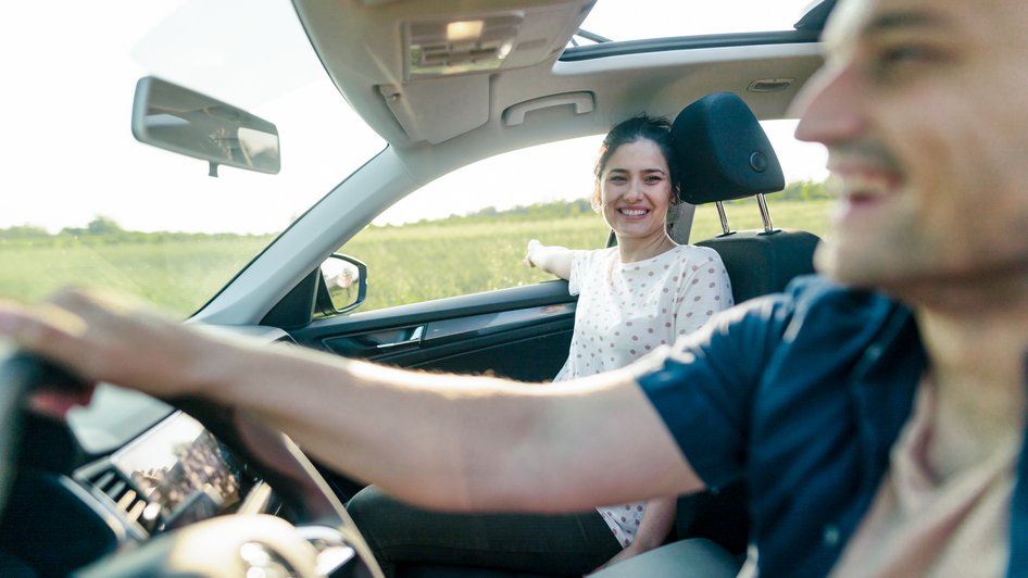 Mężczyzna i kobieta w samochodzie jadący płatną autostradą w Polsce
