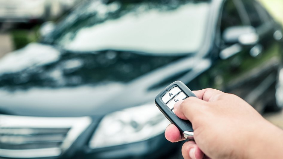 Kluczyki do samochodu i czarne auto 
