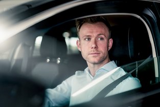 Mężczyzna w aucie kupił używane auto i zapłacił odpowiedni podatek, wypełniając PCC-3 przez Internet