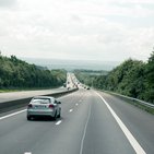 Samochód jadący dwupasmową drogą - ograniczenia prędkości w Polsce