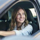 Uśmiechnięta kobieta w szarym samochodzie