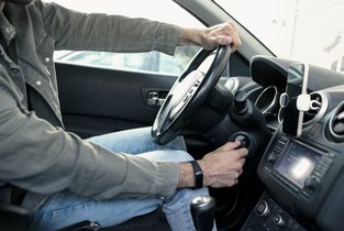 Mężczyzna próbuje odpalić samochód kluczykiem