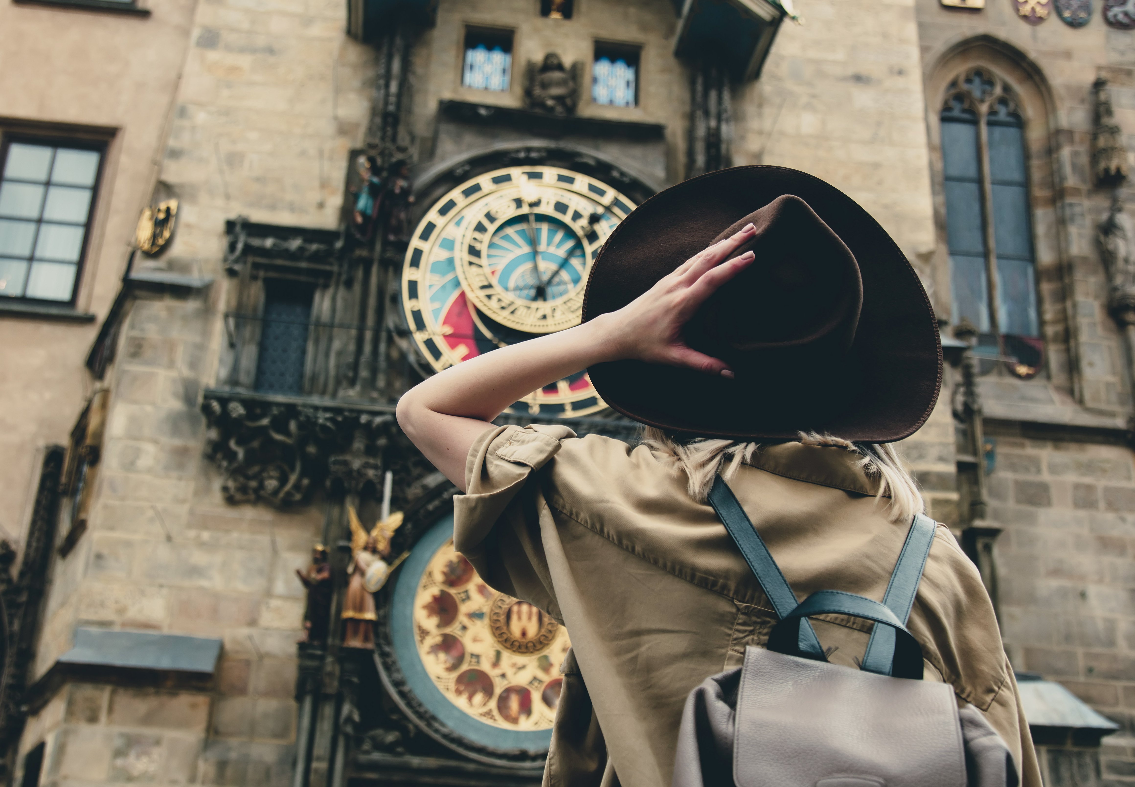 Praga ‒ stolica Czech, zabytki i historia Kobieta na tle Zegara Astronomicznego w Pradze