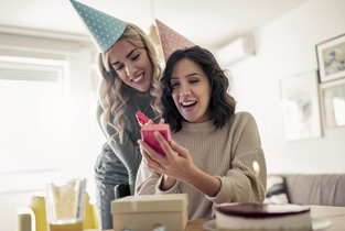 Kobieta na swoje urodziny dostała smartfona, do którego jej przyjaciółka kupiła także ubezpieczenie telefonu.