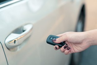 Ręka trzyma kluczyki do samochodu 