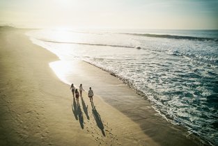 ubezpieczenie turystyczne - rodzice na plaży 