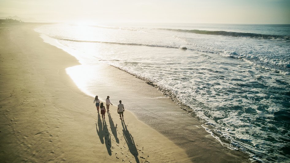 ubezpieczenie turystyczne - rodzice na plaży 
