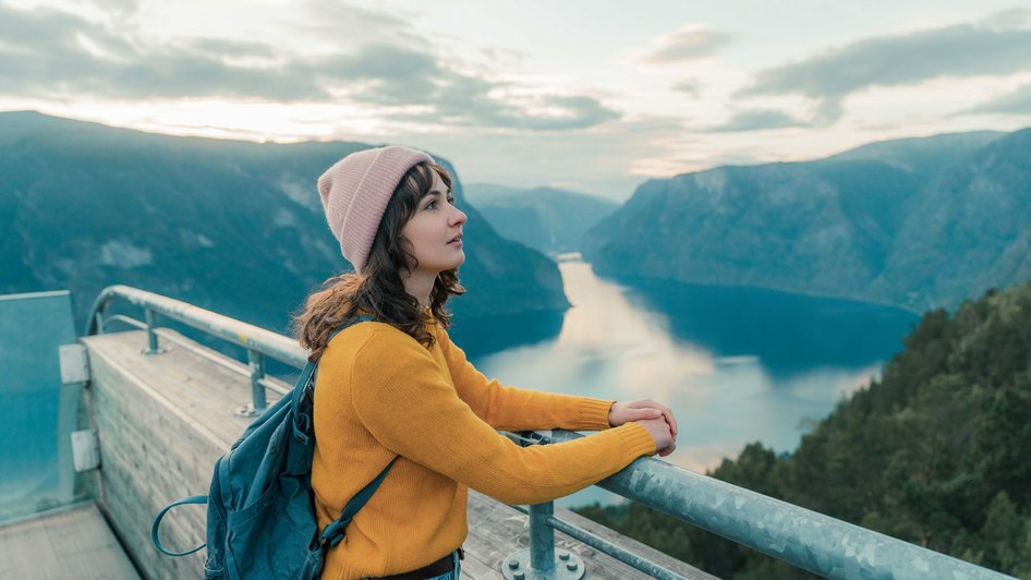 Kobieta podróżuje po fiordach norweskich i podziwia widoki