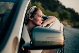 Kobieta siedzi w samochodzie cabrio
