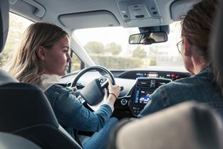 Młoda dziewczyna zdobyła prawo jazdy dla 16-latka i teraz może prowadzić swój pierwszy pojazd