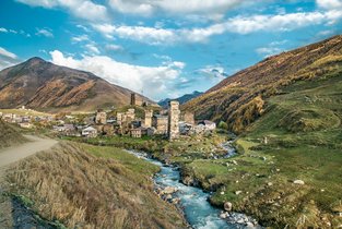 Widok na góry w Gruzji - wioska Svaneti.