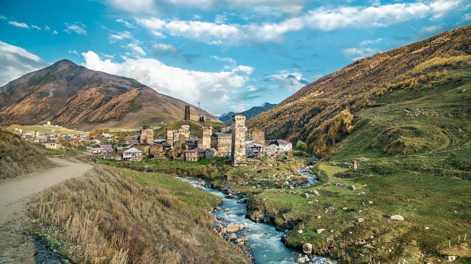 Widok na góry w Gruzji - wioska Svaneti.