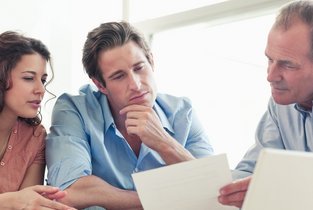 Rejestracja nowego samochodu z salonu - para rejestrująca auta przez dealera