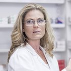 Farmaceutka wydająca leki w swojej aptece, która jest ubezpieczona w Warcie 