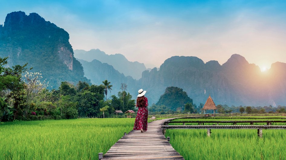 Turystka zwiedzająca Laos