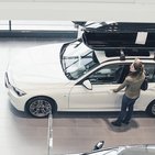 Kobiety w salonie samochodowym rozmawiają o sprzedaży auta