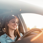 Uśmiechnięta kobieta jadąca autem