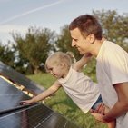 Tata z córką przy panelach fotowoltaicznych 