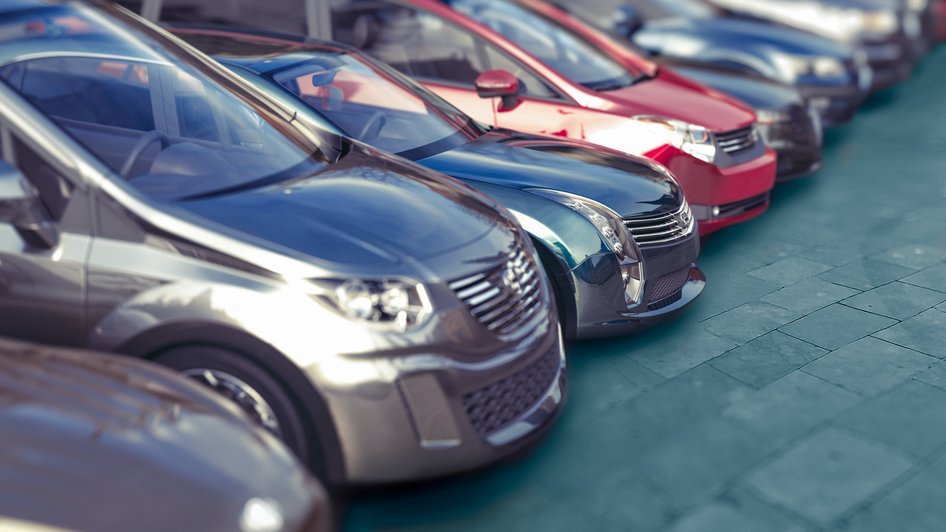 Samochody na parkingu bez tablic rejestracyjnych 