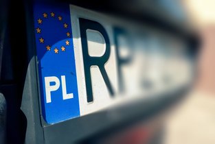 Podstawowy kolor tablic rejestracyjnych w Polsce - białe tło i czarne napisy