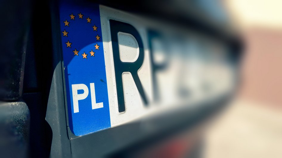 Podstawowy kolor tablic rejestracyjnych w Polsce - białe tło i czarne napisy
