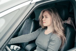 Kobieta w aucie - prawo jazdy