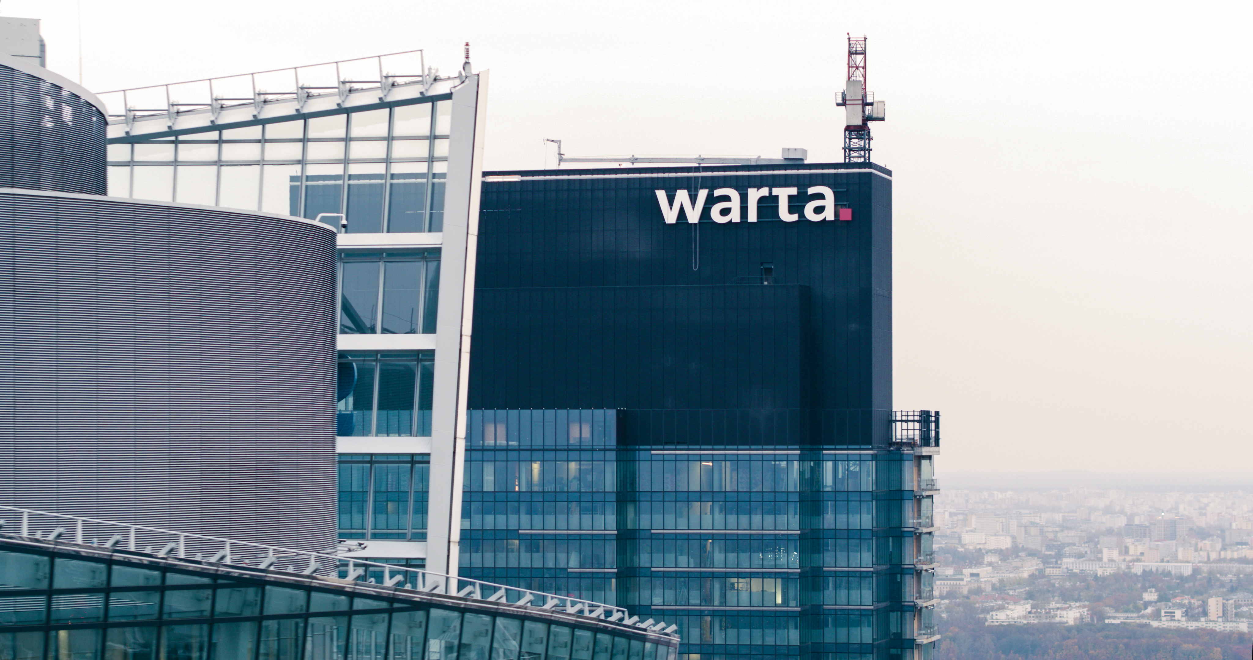 Logo Warty na budynku Warsaw Unit