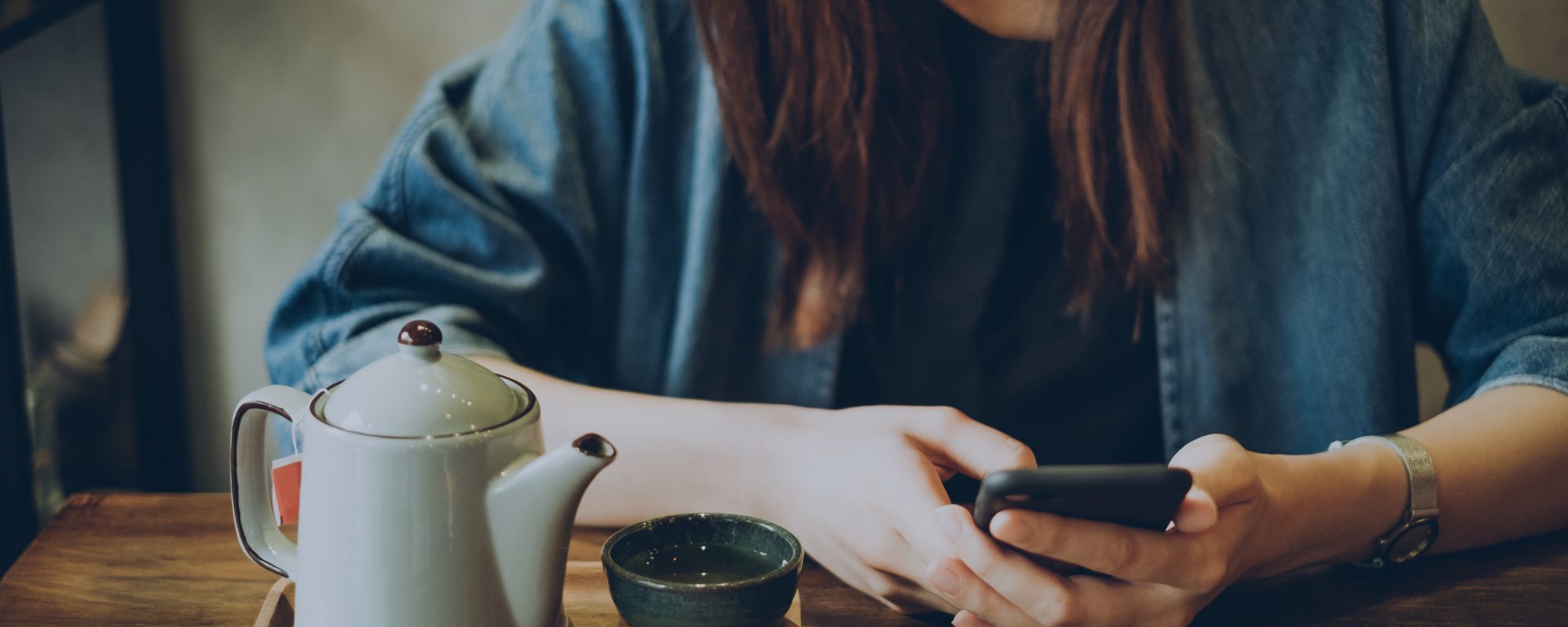 Kobieta zgłaszająca szkodę w Warcie poprzez aplikację Messenger