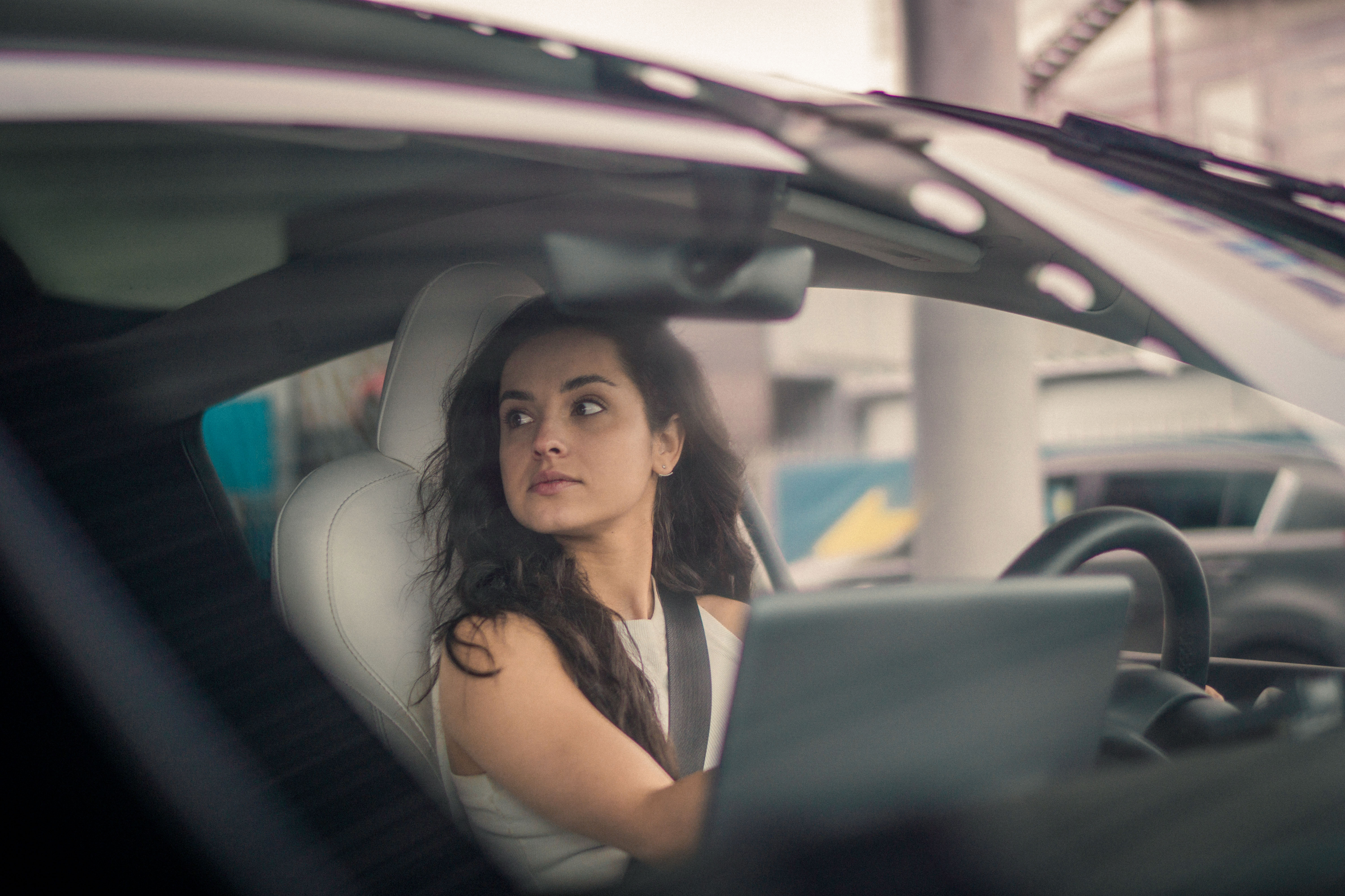 Jak bezpiecznie poruszać się po autostradzie w Polsce? Kobieta w samochodzie