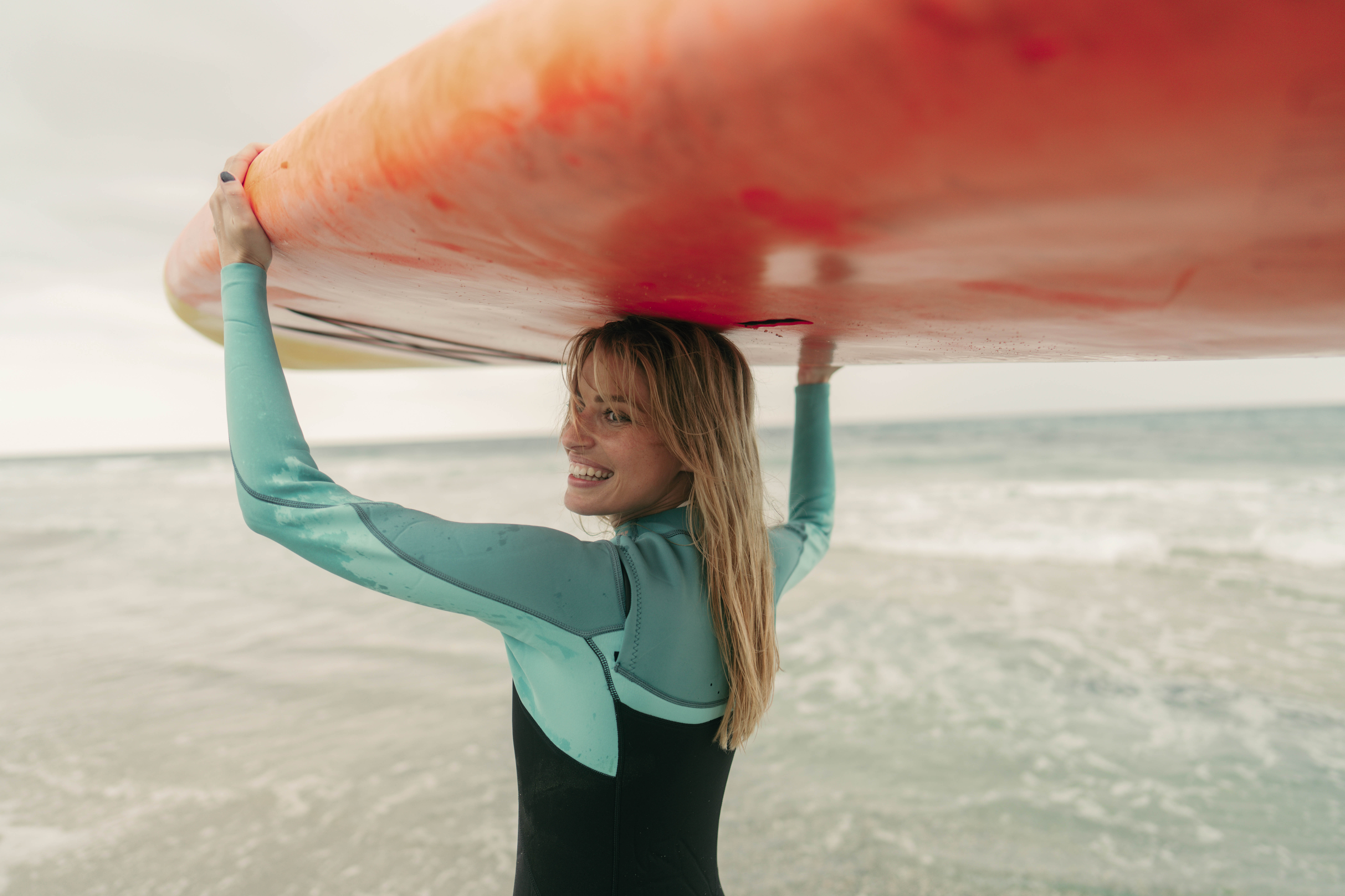 Kobieta z deską surfingową 