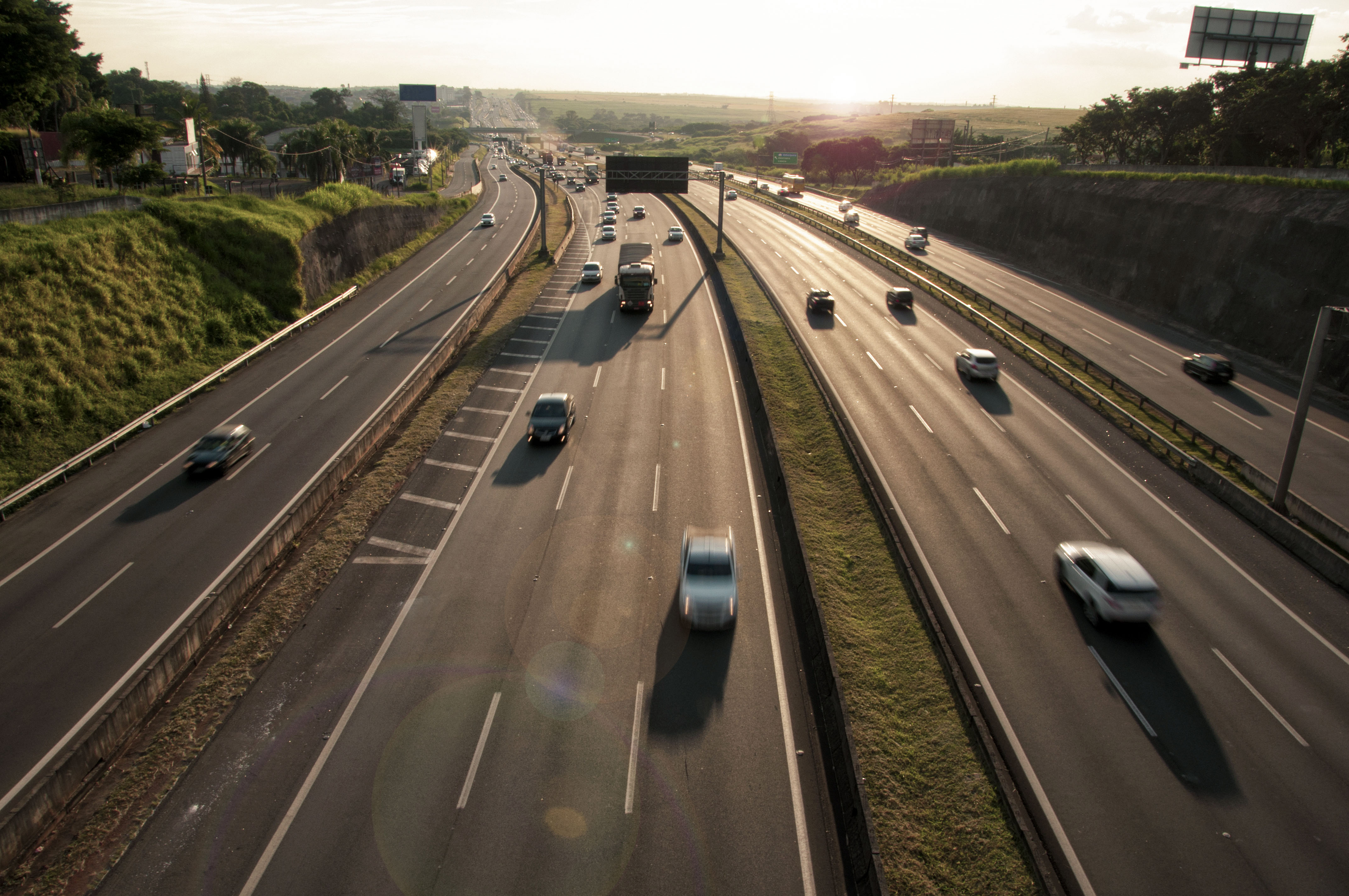 Bezpieczne zmienianie pasa ruchu na autostradzie w Polsce Autostrada