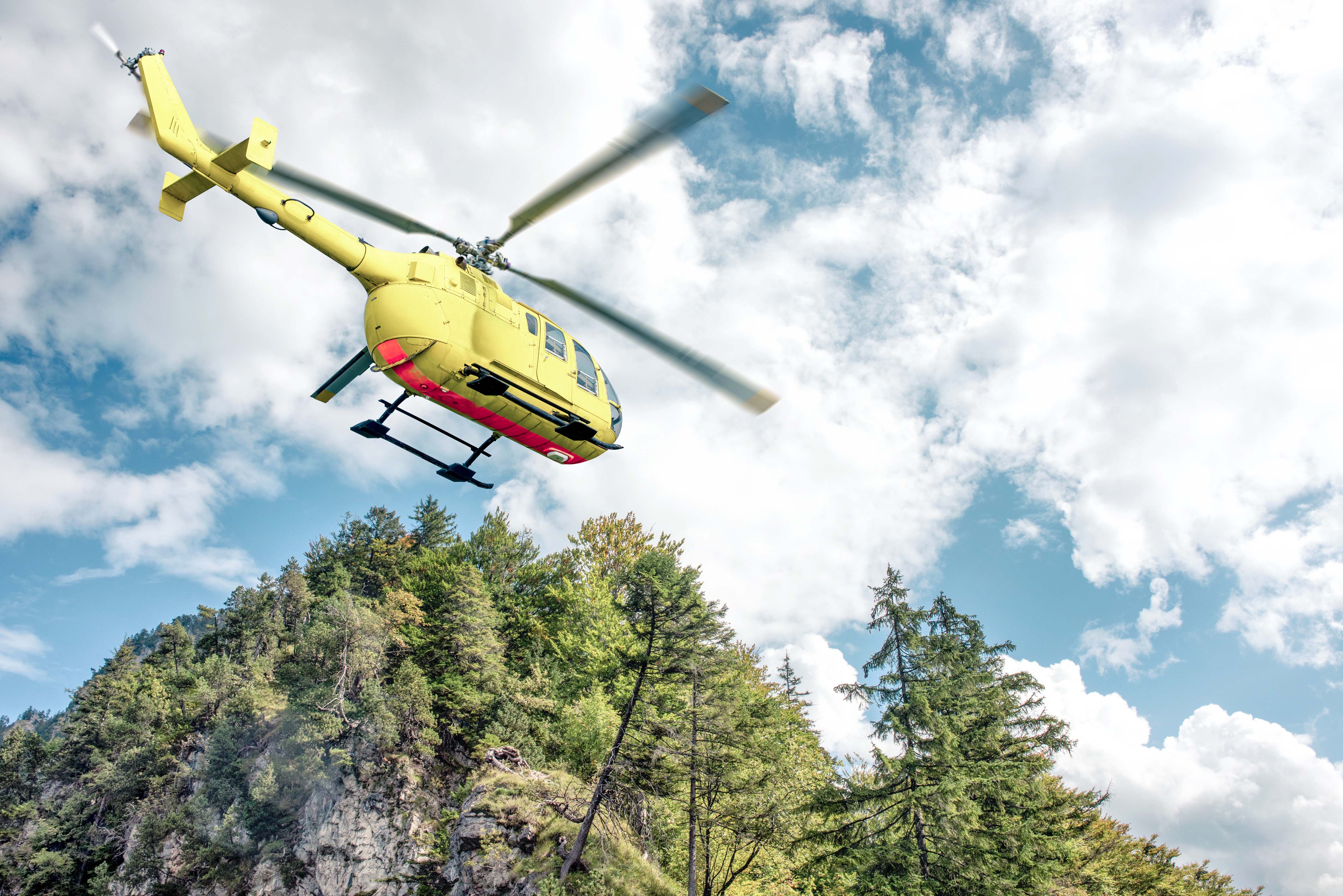 Helikopter w górach lecący na akcję ratunkową - z assistance turystycznym koszt takiej akcji może zostać pokryty przez ubezpieczyciela.