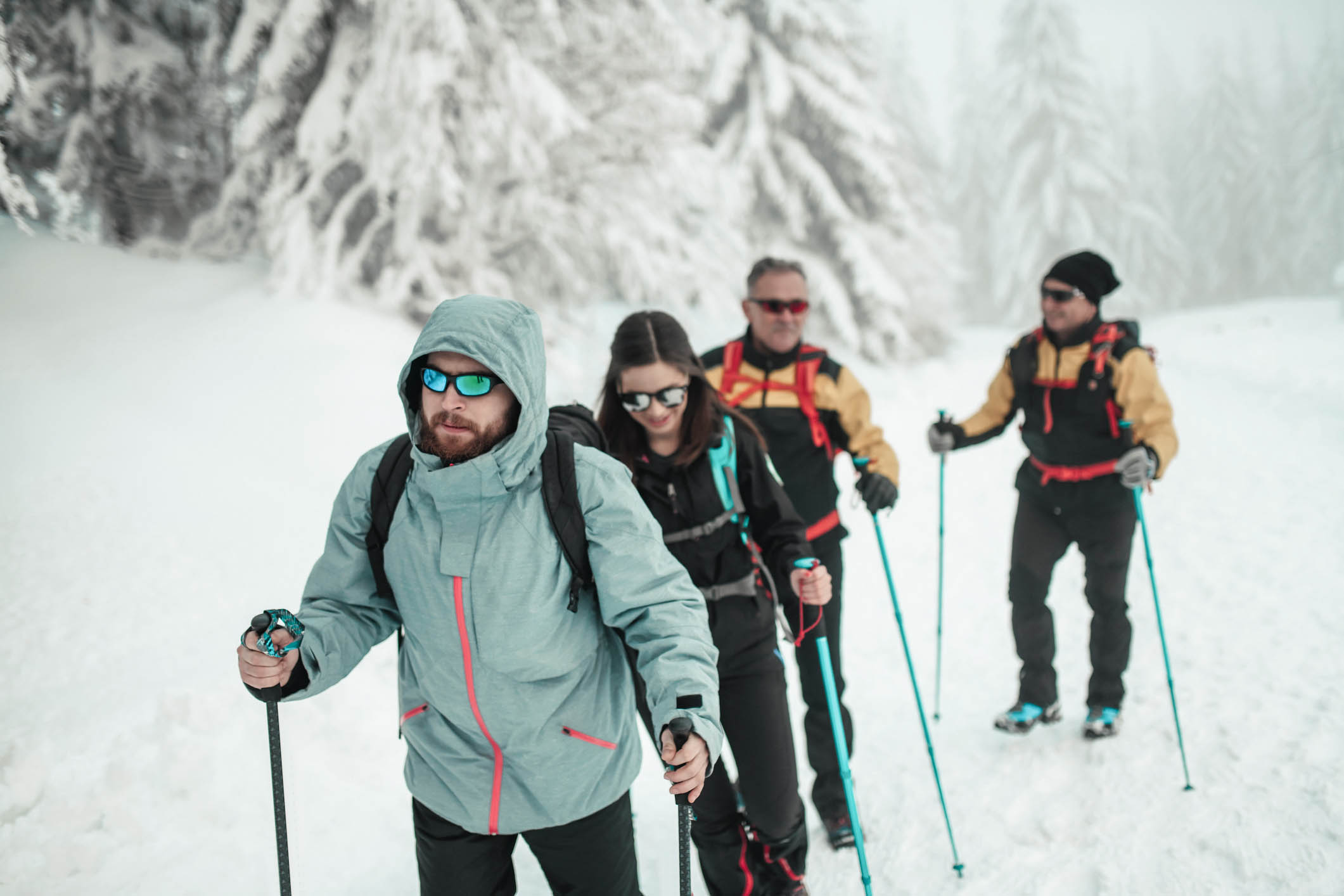 Warta Travel - przyjaciele z kijkami na stoku narciarskim w Europie Ludzie z kijkami na śniegu