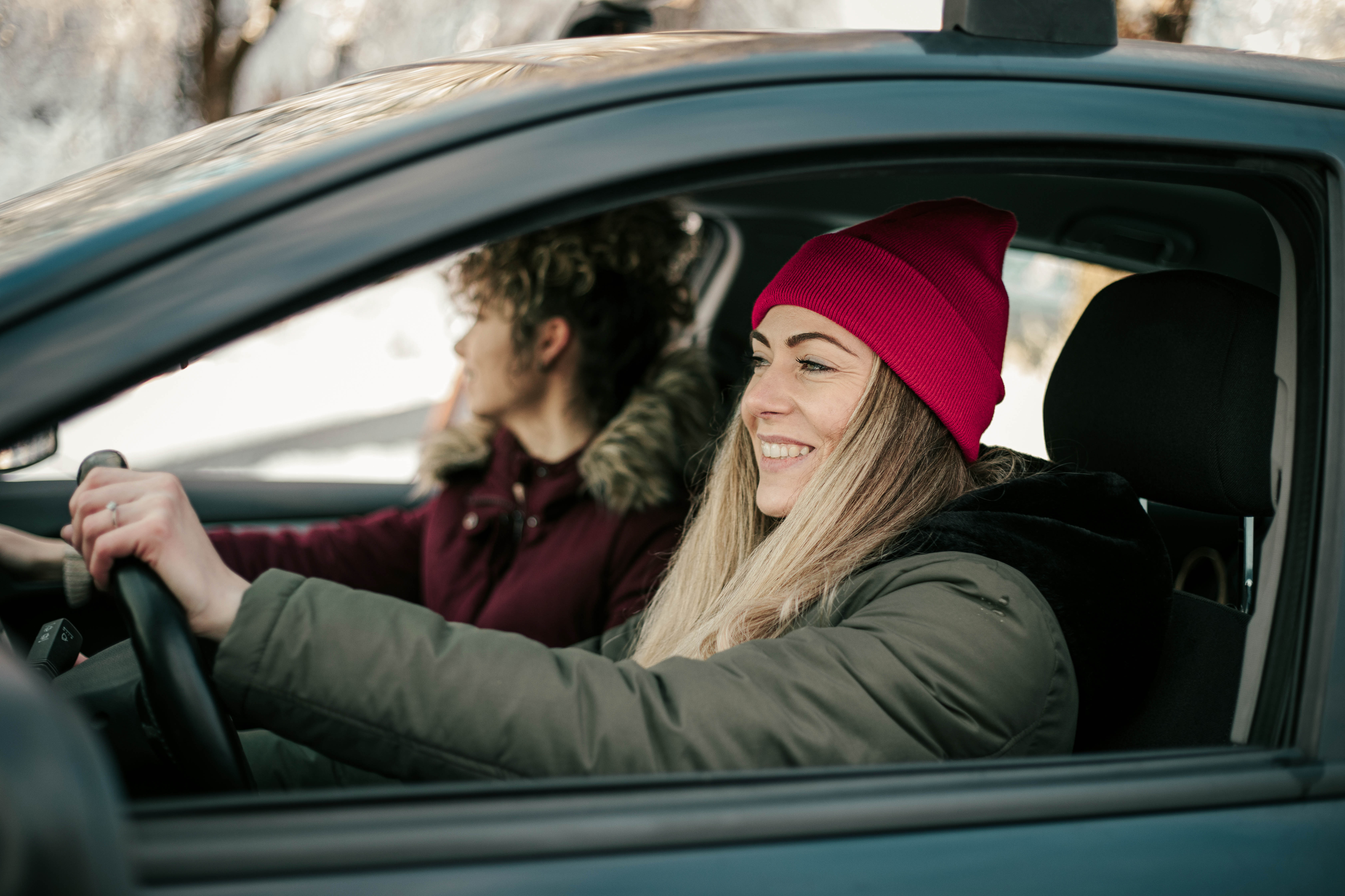 Ubezpieczenie AC - leasing Kobieta w czerwonej czapce