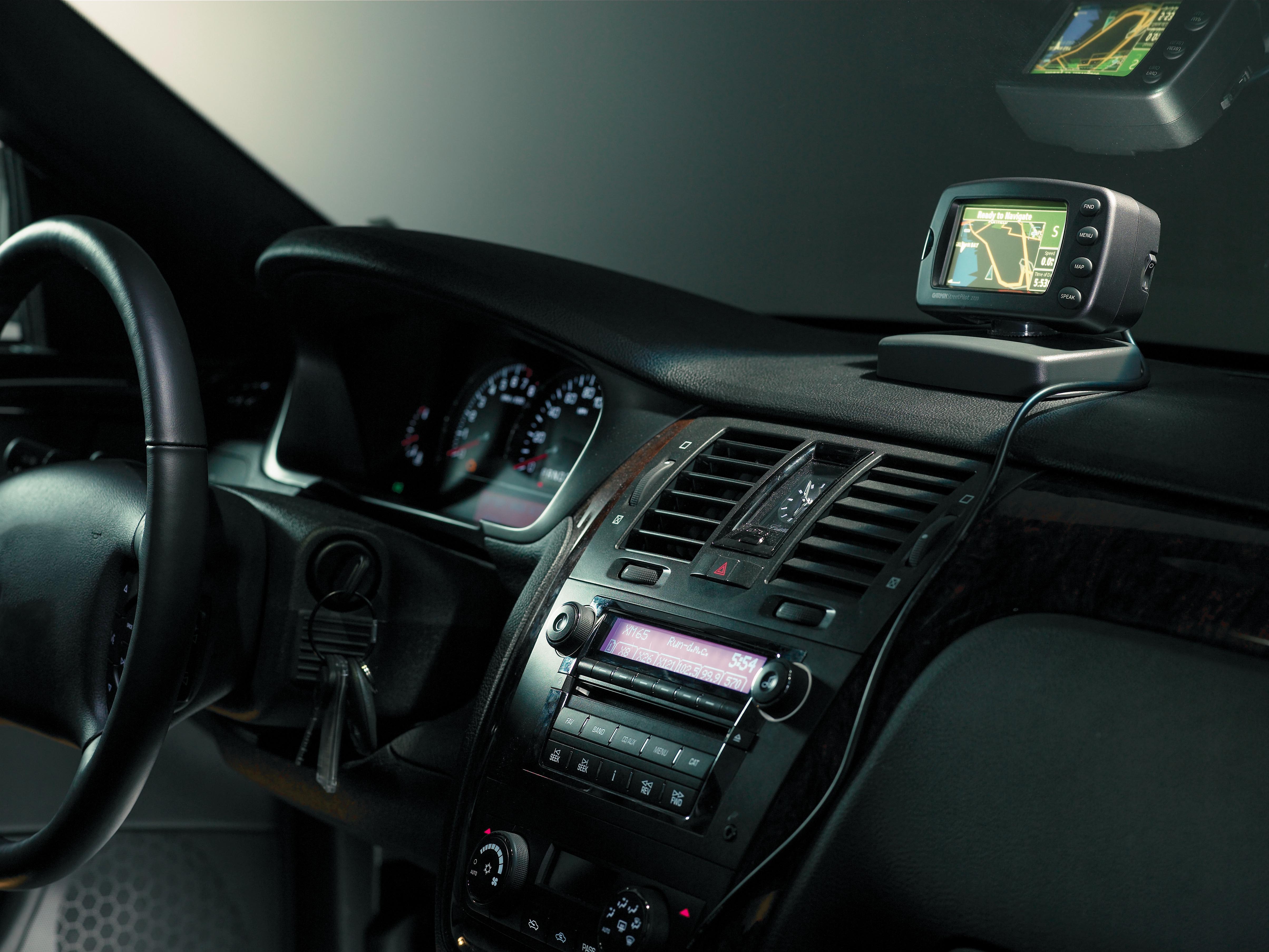 Widok na deskę rozdzielczą w samochodzie.